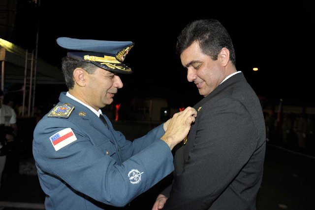 Deputado Abdala Fraxe recebe medalha do Corpo de Bombeiros