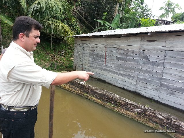 Deputado Abdala Fraxe verifica subida do rio em Amaturá