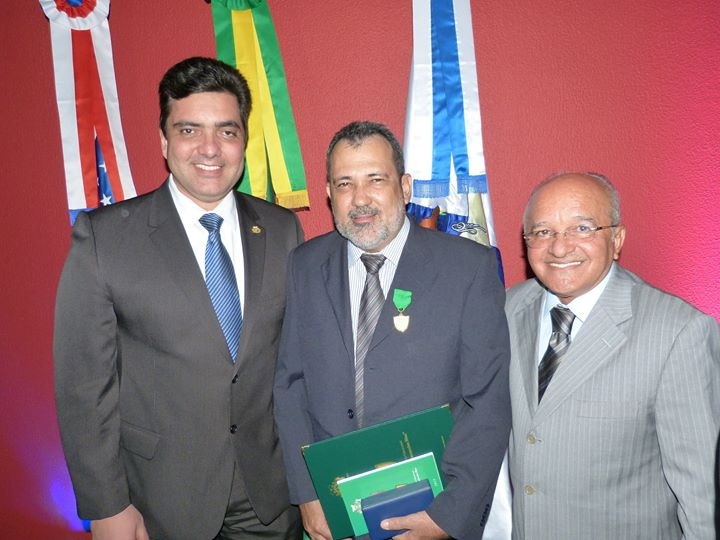 Deputado Abdala Fraxe condecora professor Jorge Barbosa com Medalha do Mérito Legislativo Educacional