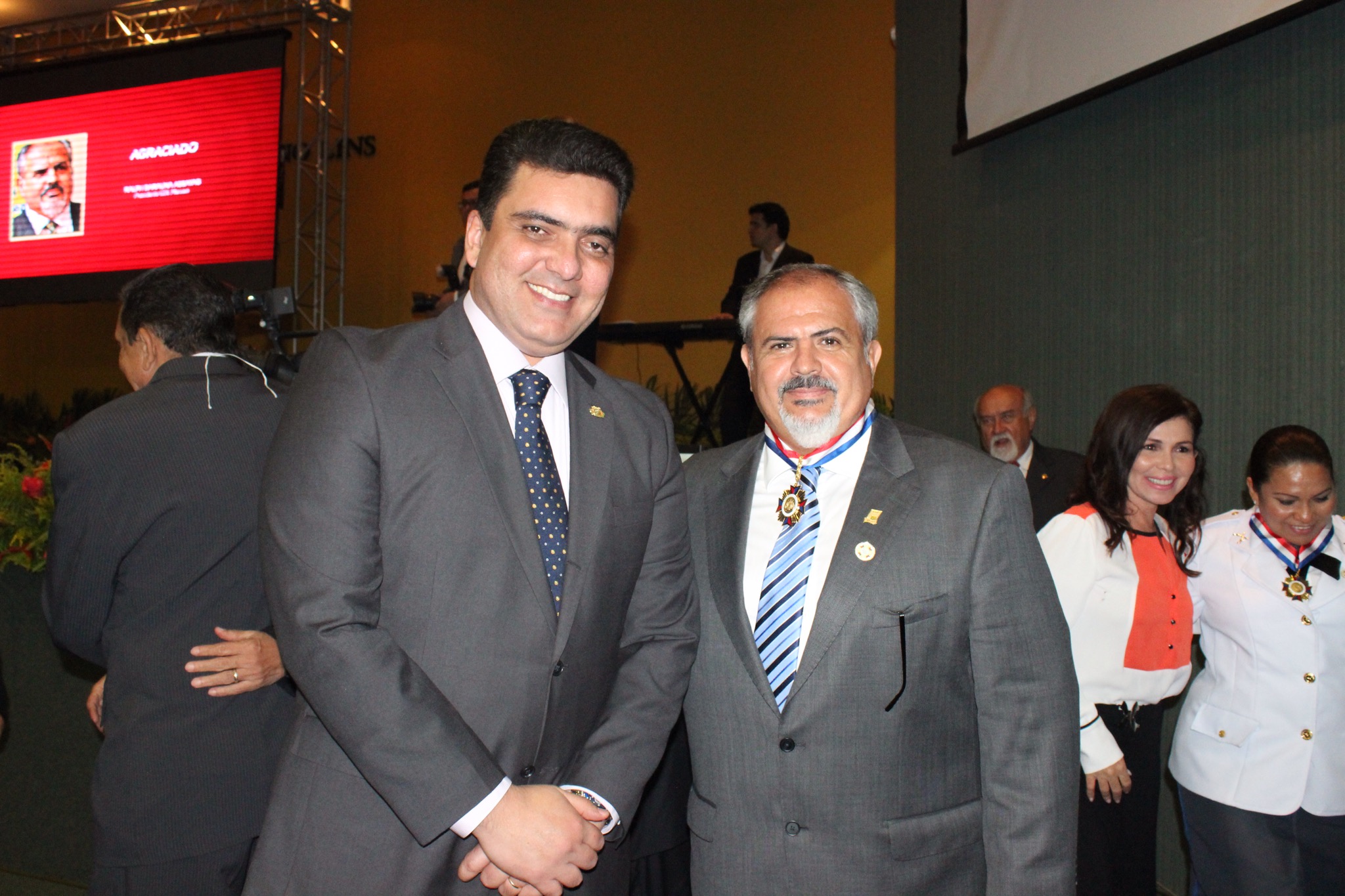 Deputado Abdala Fraxe entrega medalha do Mérito Legislativo para Ralph Assayag