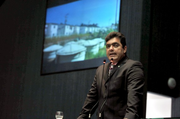Abdala Fraxe recebe denúncias de mutuários do Residencial Verona e vai acionar CEF