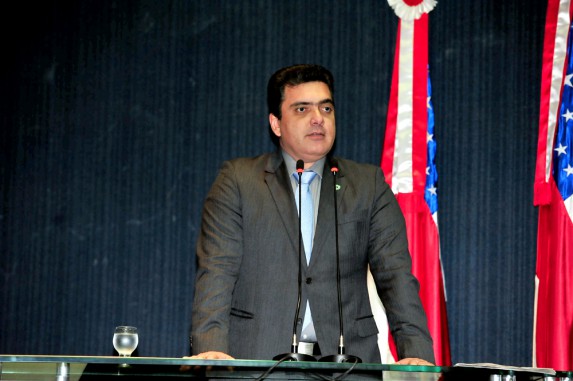 Medida que autorizava cobrança de bagagens é esdrúxula e desrespeitosa, diz Abdala Fraxe