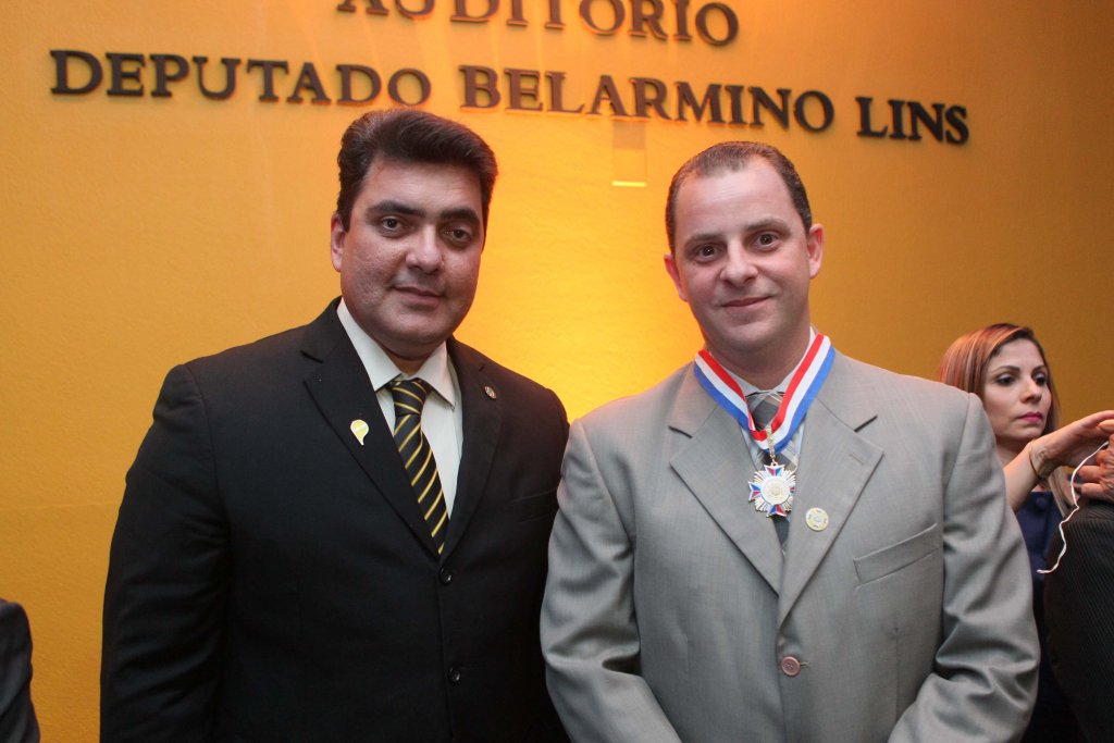 Deputado Abdala Fraxe condecora o médico Ítalo Cortez com a Medalha do Mérito Legislativo
