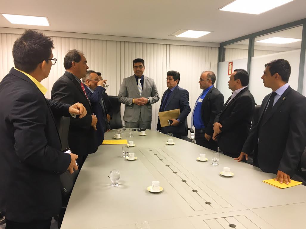 Deputado Abdala Fraxe recebe vereadores do município de Itacoatiara