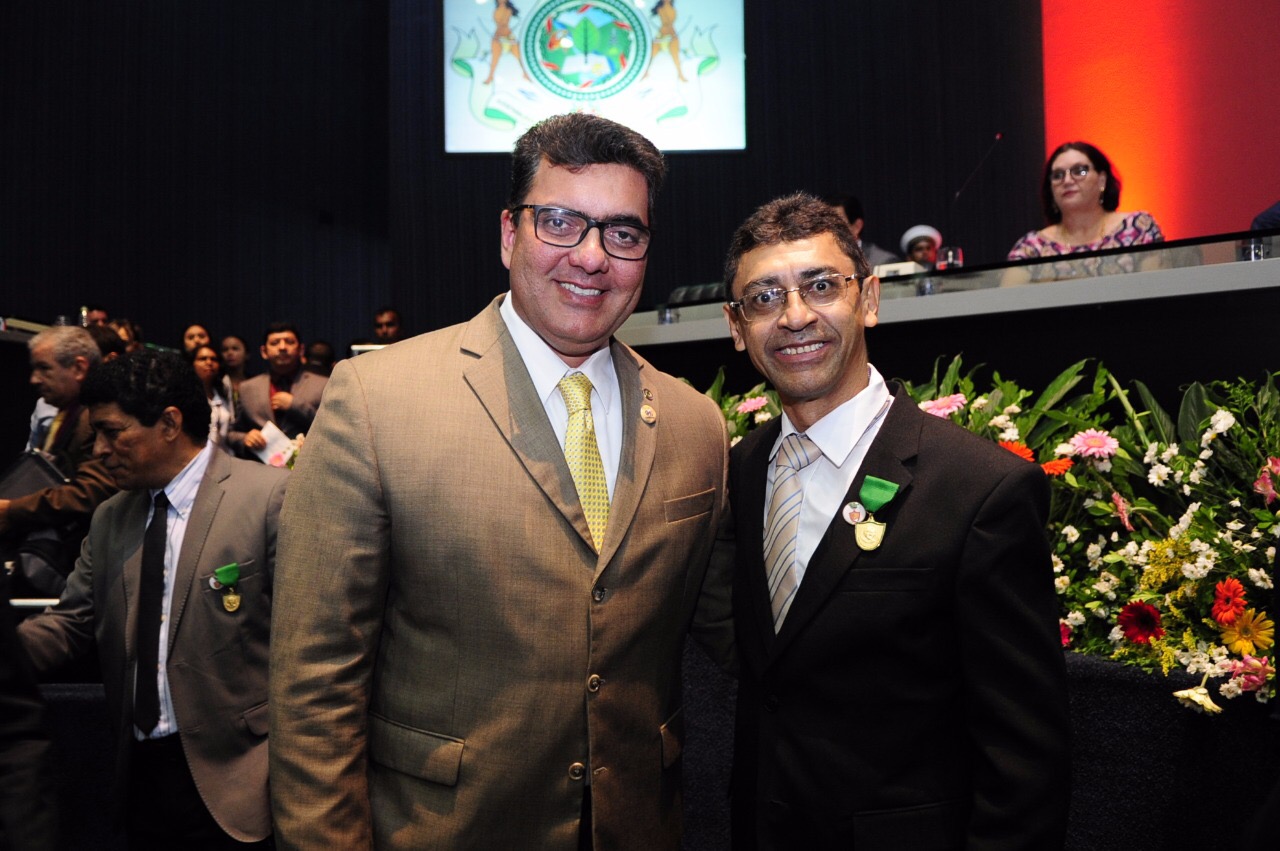 Abdala Fraxe homenageia gestor de escola com 25 anos de experiência na Educação