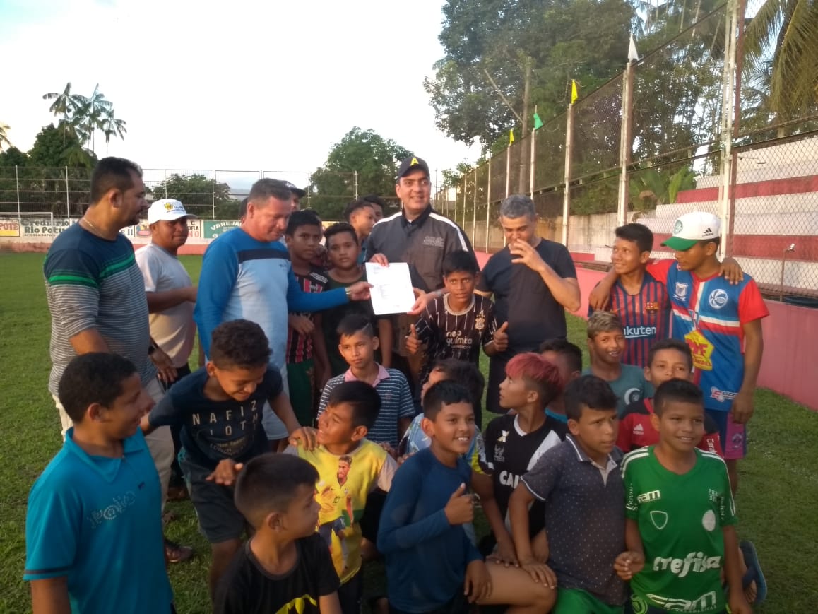 Abdala Fraxe visita Projeto Social de futebol que atende 180 crianças, em Uarini