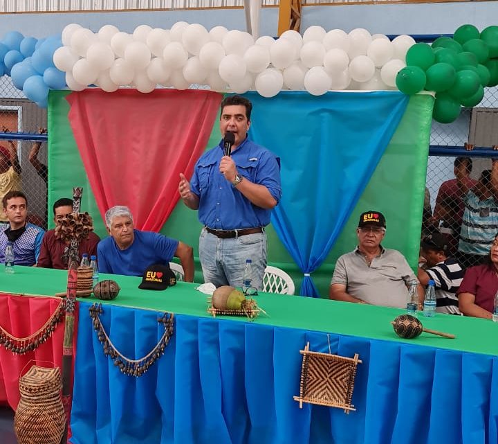 Abdala Fraxe participa de inauguração de uma quadra coberta em comunidade indígena, no município de Santo Antônio do Içá
