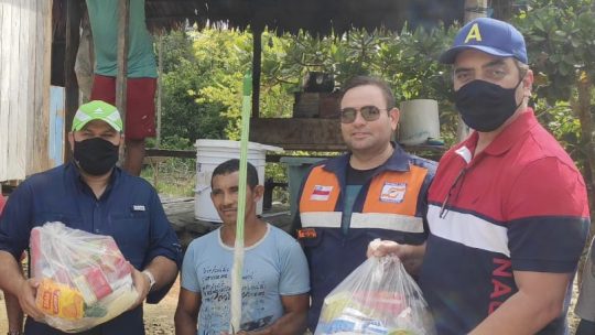 Deputado Abdala Fraxe participa da entrega de cestas básicas e kits de ajuda humanitária para famílias atingidas pela cheia em Eirunepé