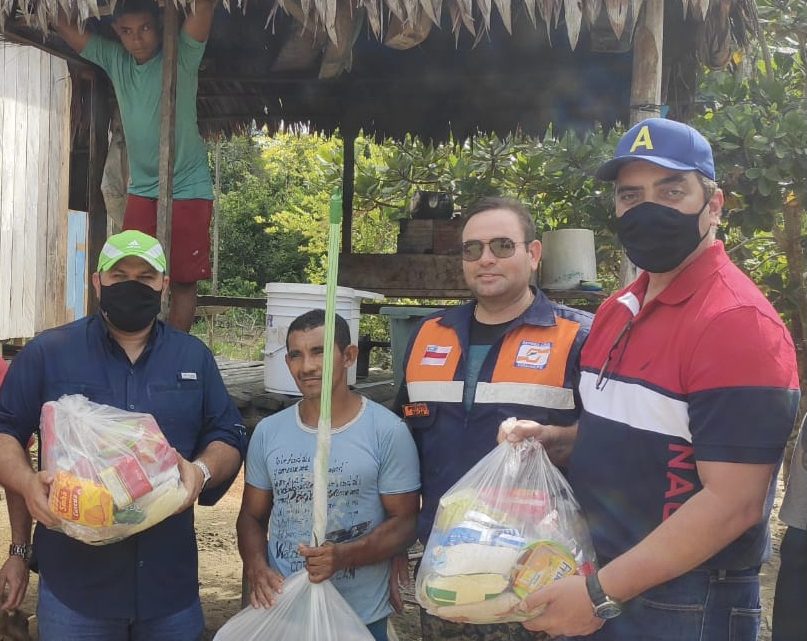 Deputado Abdala Fraxe participa da entrega de cestas básicas e kits de ajuda humanitária para famílias atingidas pela cheia em Eirunepé