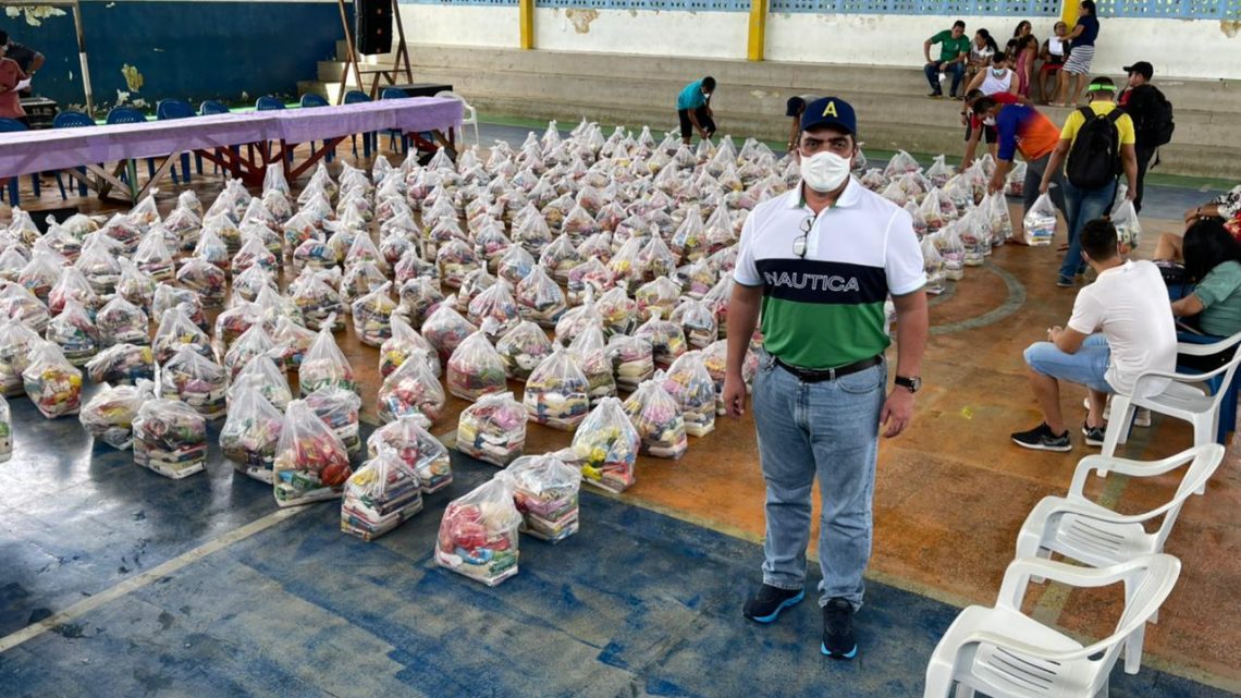 Deputado Abdala Fraxe participa de entrega de cestas básica para famílias de Caapiranga atingidas pela cheia