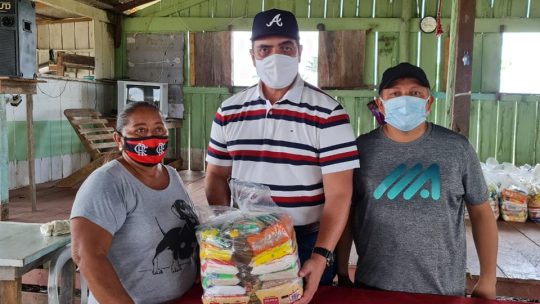 Deputado Abdala Fraxe participa da entrega cestas básicas para famílias atingidas pela cheia em Autazes