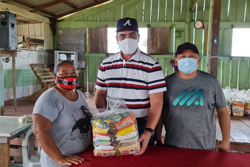 Deputado Abdala Fraxe participa da entrega cestas básicas para famílias atingidas pela cheia em Autazes
