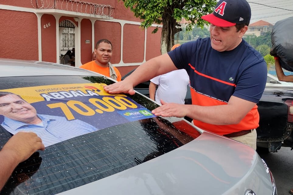 Mais de cem veículos são adesivados em apenas um dia de “adesivaço” do deputado Abdala Fraxe