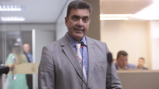 Deputado Abdala Fraxe questiona paralisação da Azul Linhas Aéreas dos voos para Eirunepé